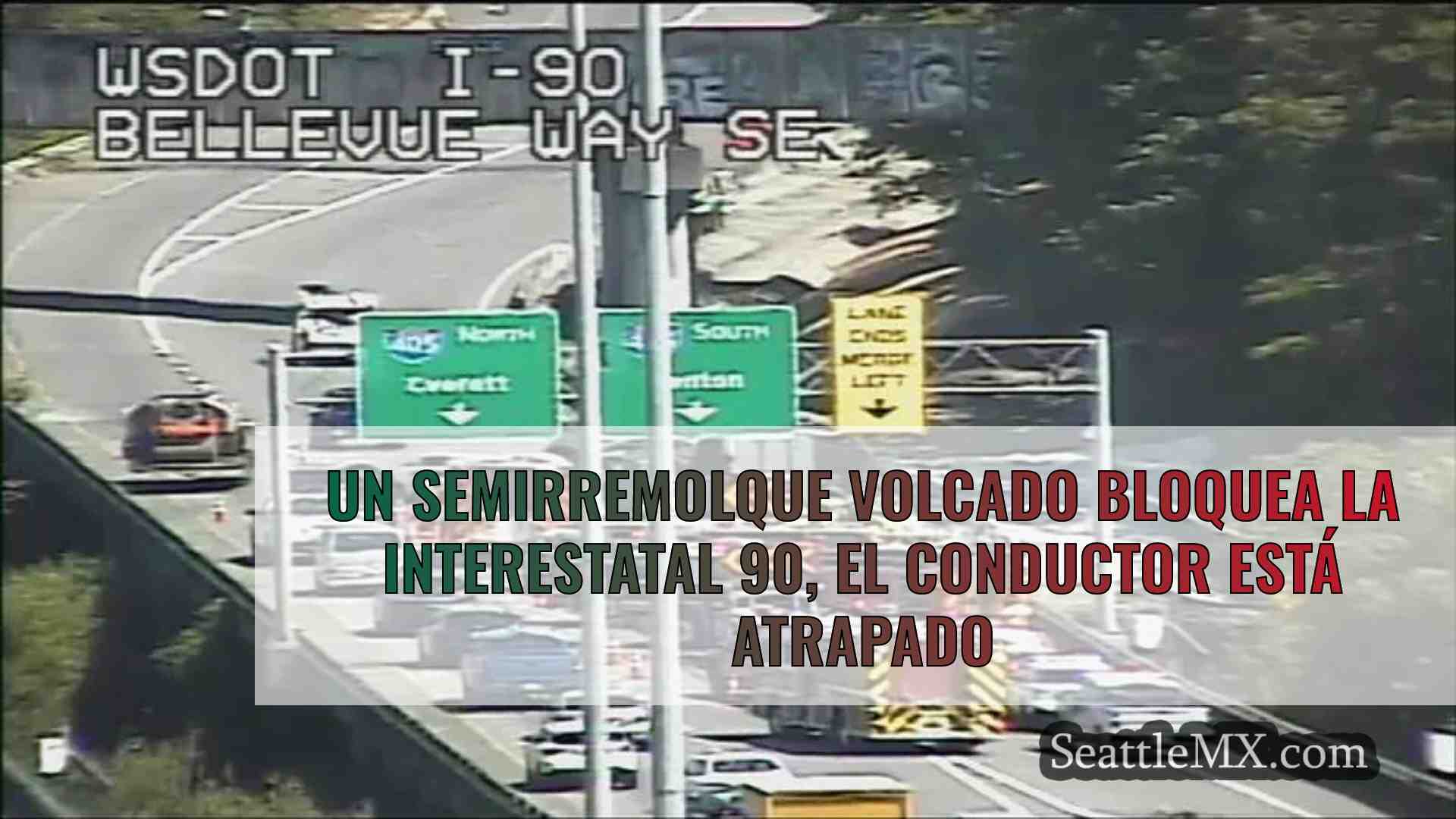 Un semirremolque volcado bloquea la