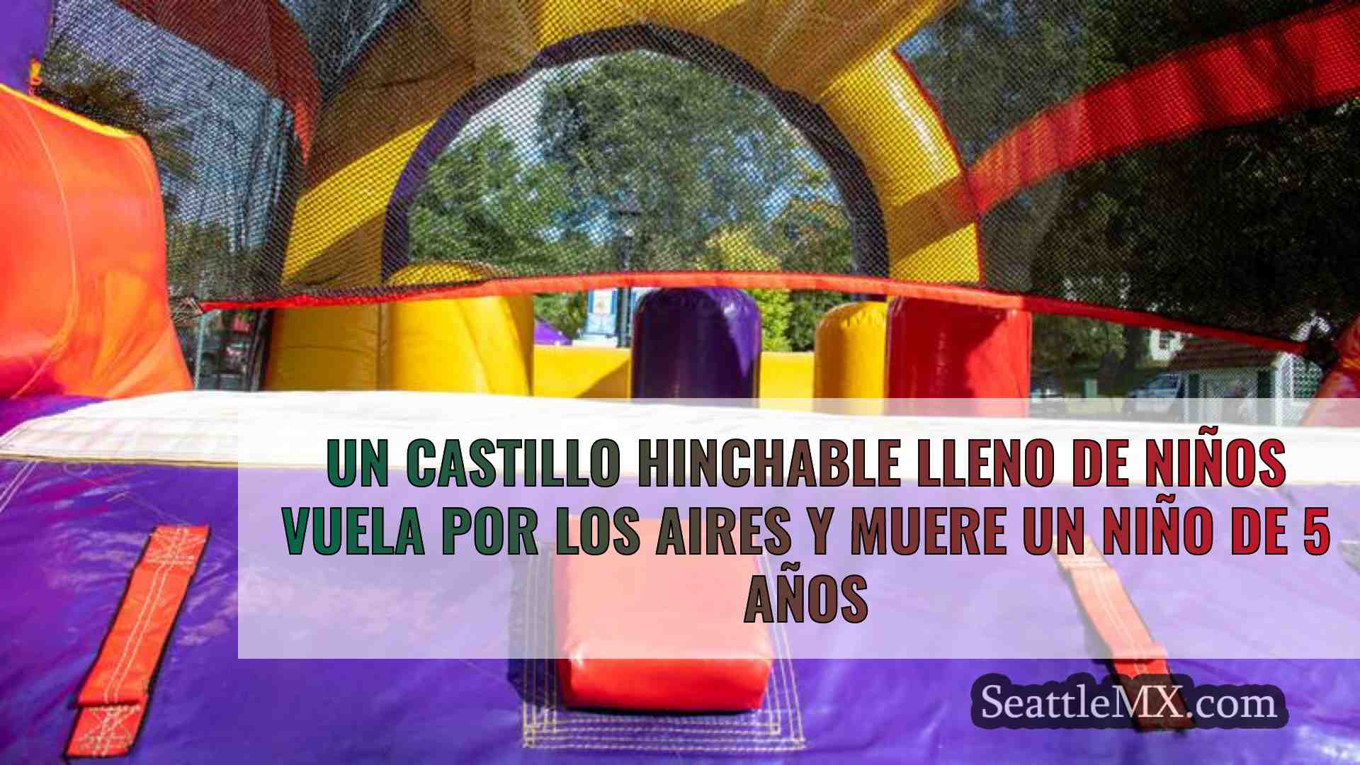 Un castillo hinchable lleno de niños