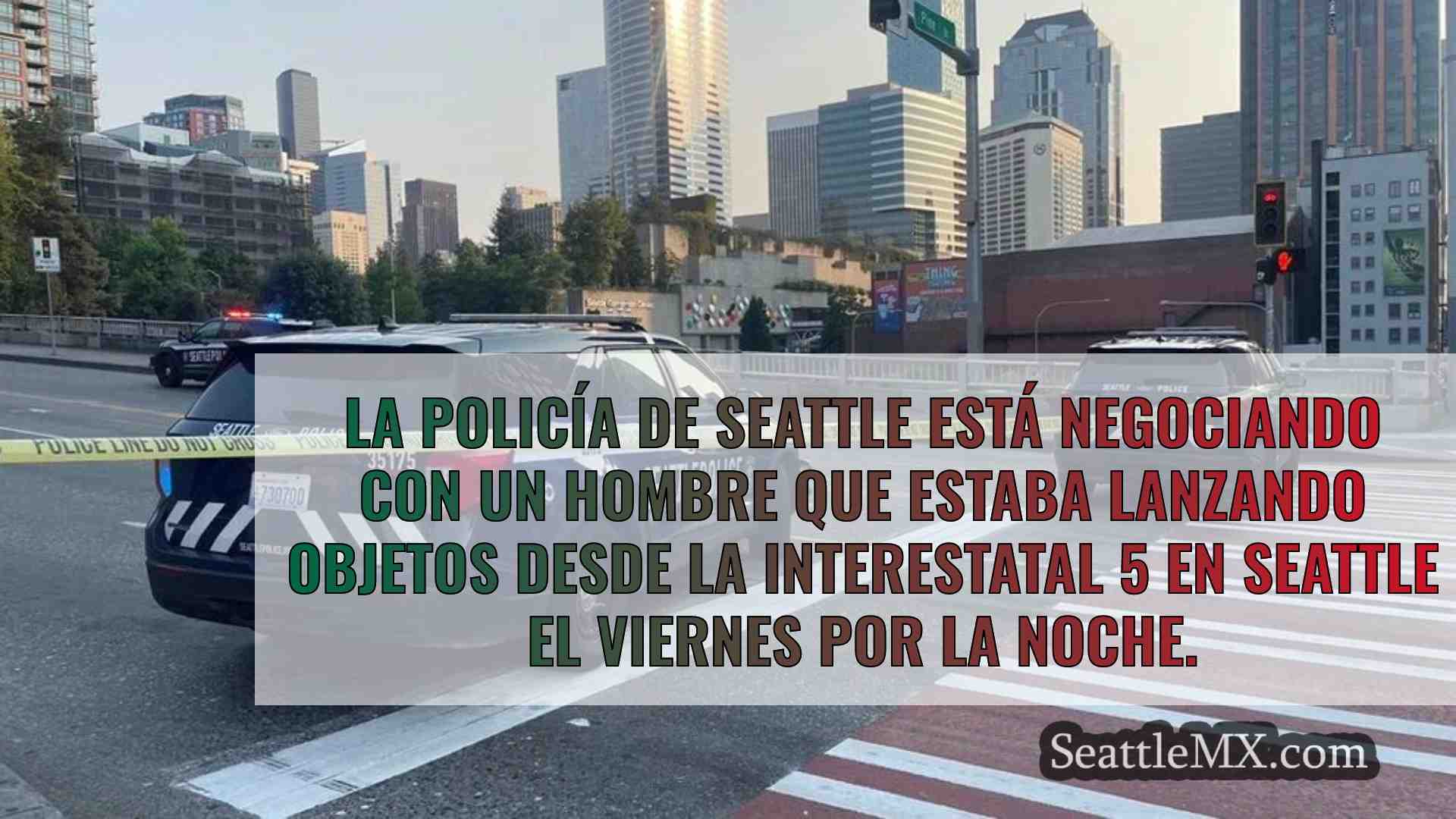 Un hombre agrede a un policía con un
