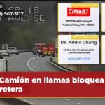 Camión en llamas bloquea carretera